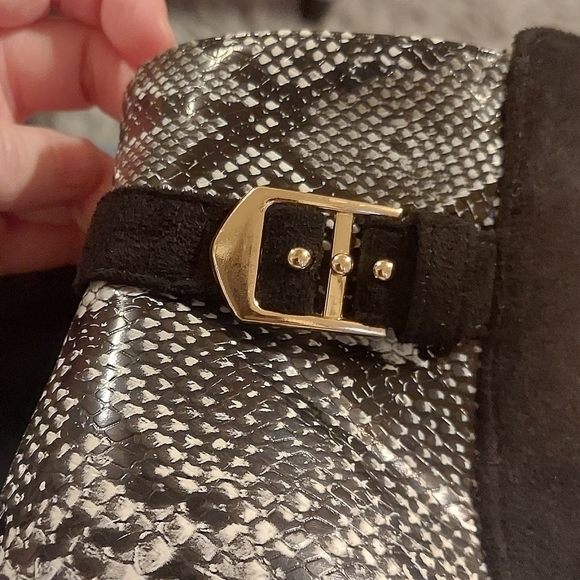 𝅺black and white snakeskin chunky heel booties womens size 41 (9.5) - Picture 4 of 5